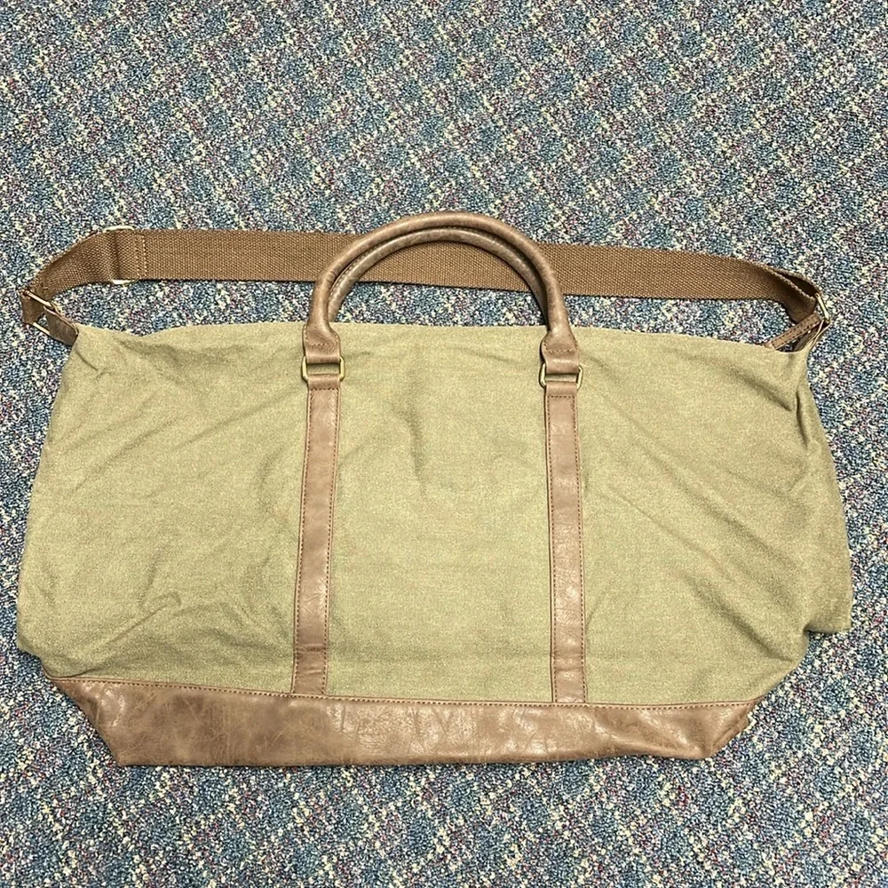 Preloved Unbranded Men’s distressed duffle bag, olive green and brown